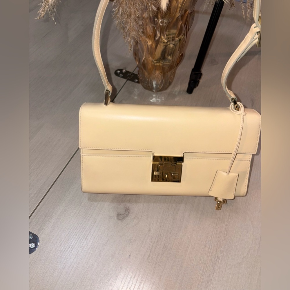 Gucci cream padlock bag with gold Accents. With box and dust bag . - Picture 2 of 16